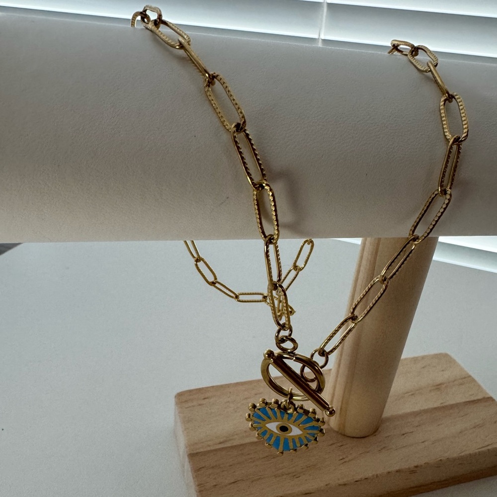 Beautiful gold-colored fantasy necklace, one size fits most